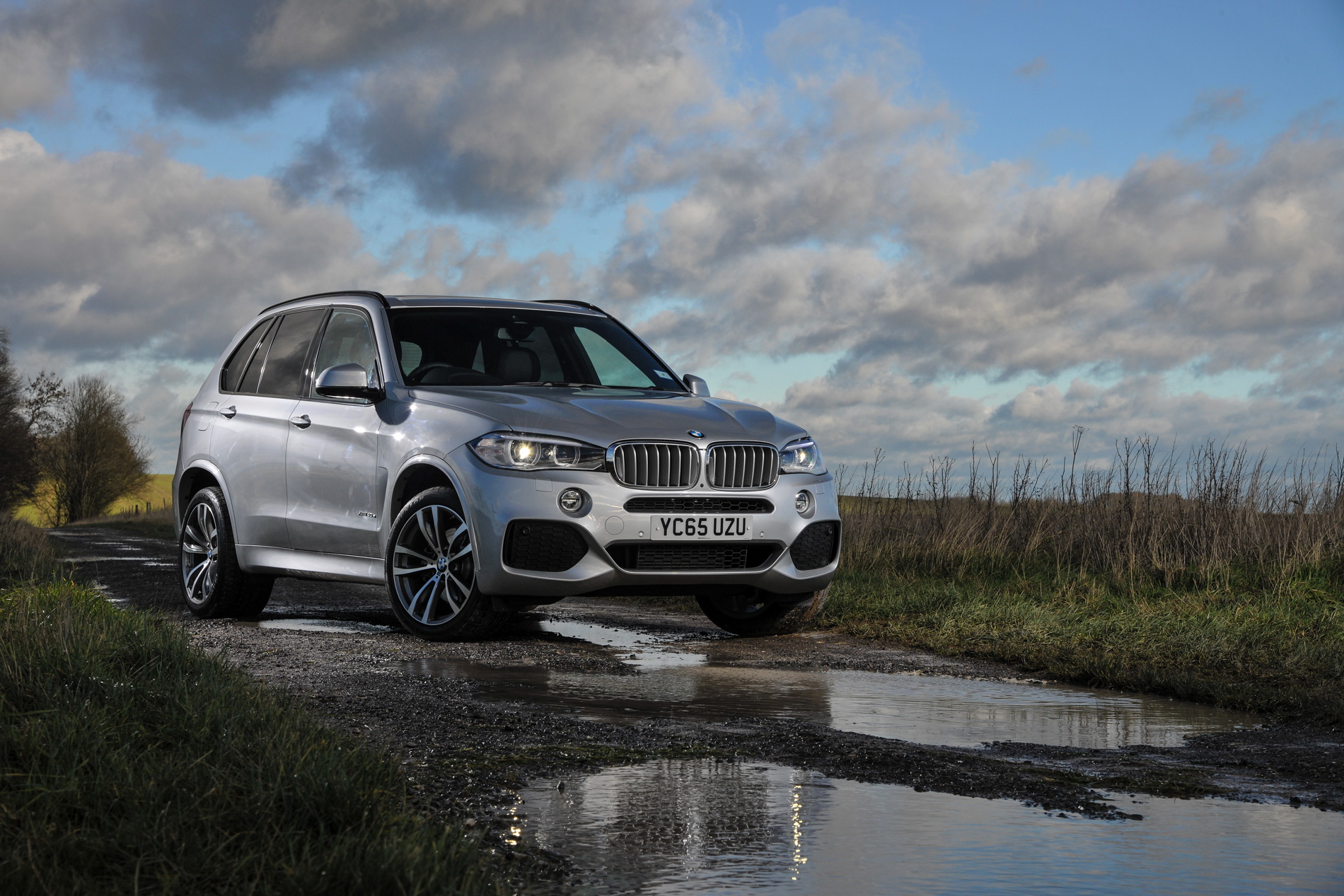 What are the features of the BMW X5?