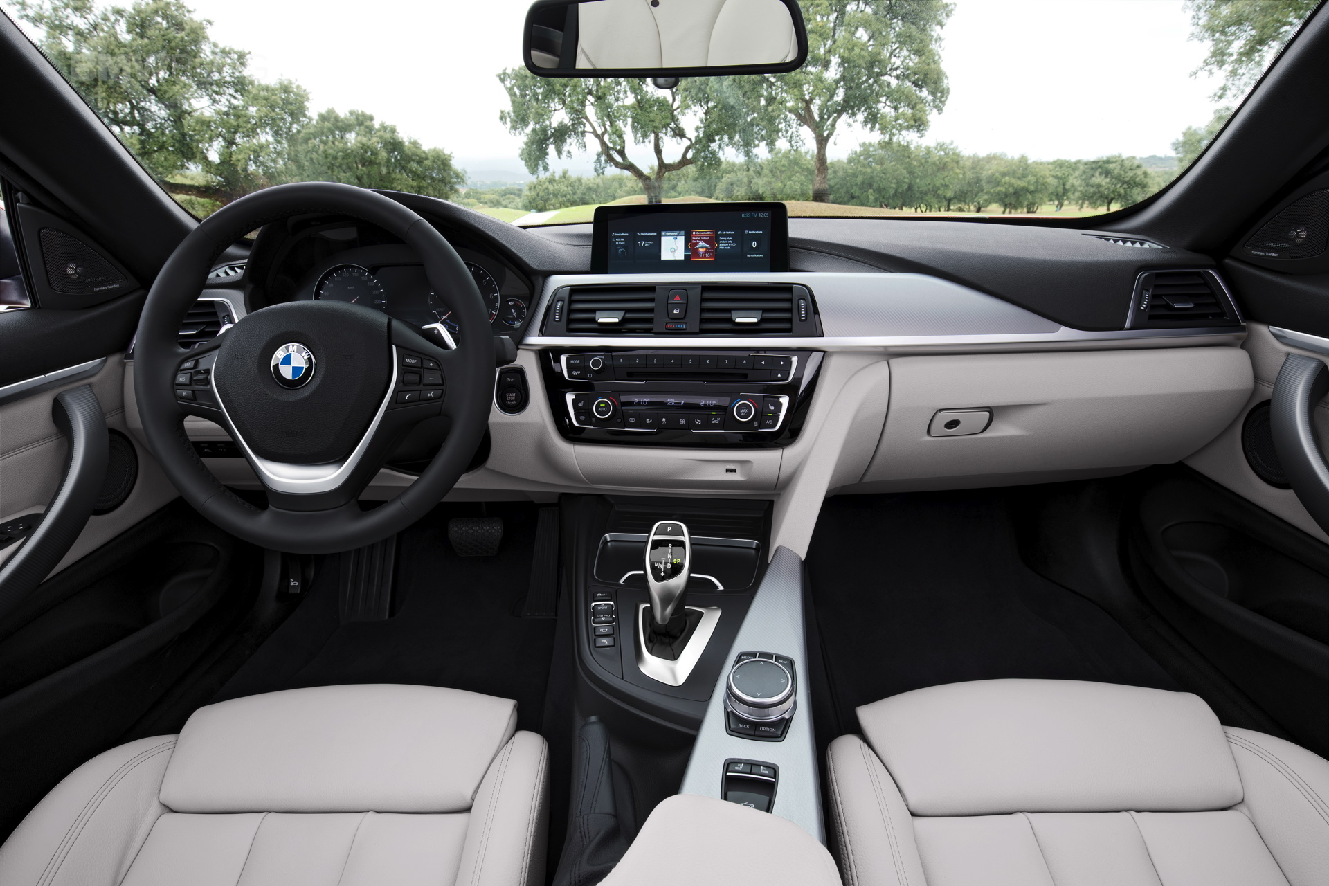 2017-BMW-4-Series-interior-01.jpg