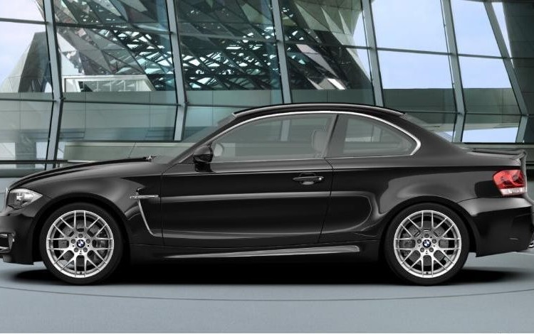 BMW 1M: Sapphire Black and Alpine White colors