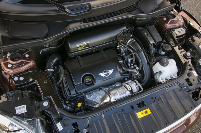 2013 MINI Cooper S Paceman engine 655x436
