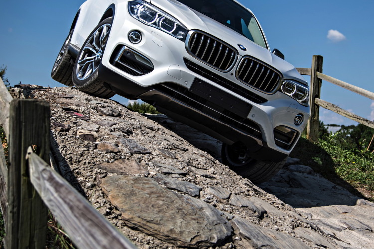 See the new 2015 BMW X6 going offroad
