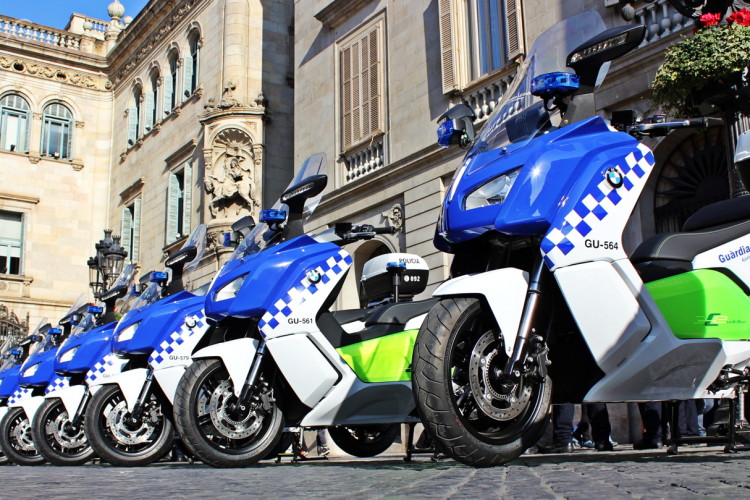 Barcelona police gets first fleet of the electric scooter BMW C evolution