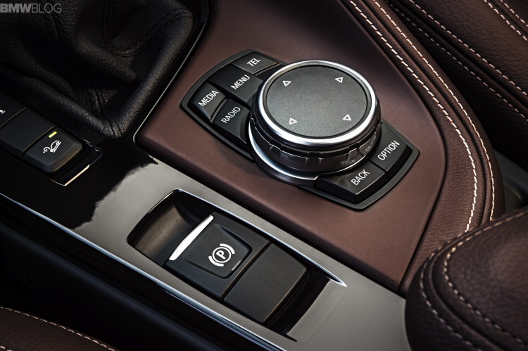 2016-BMW-X1-interior--1900x1200-images-11
