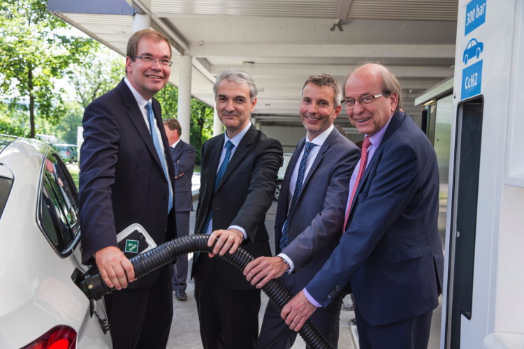 First hydrogen station with two types of refuelling technology opening in Munich