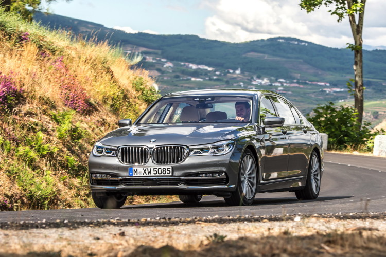 Watch this new video gallery with the 2016 BMW 7 Series
