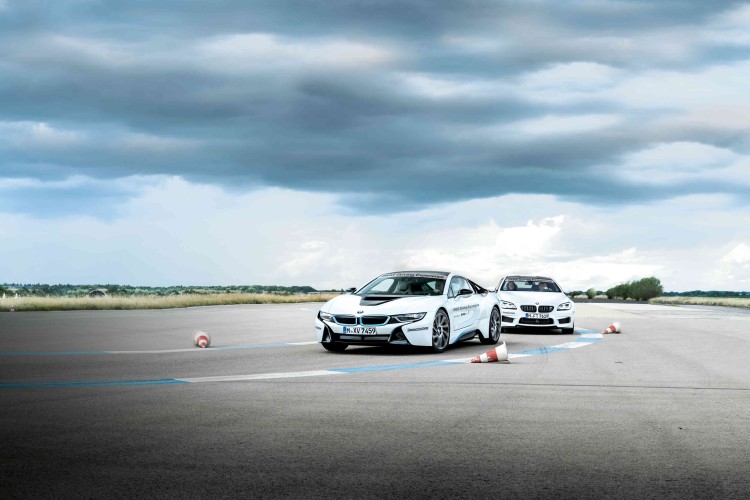 BMW i8 Takes On The Ferrari 458 Speciale A and Nissan GT-R