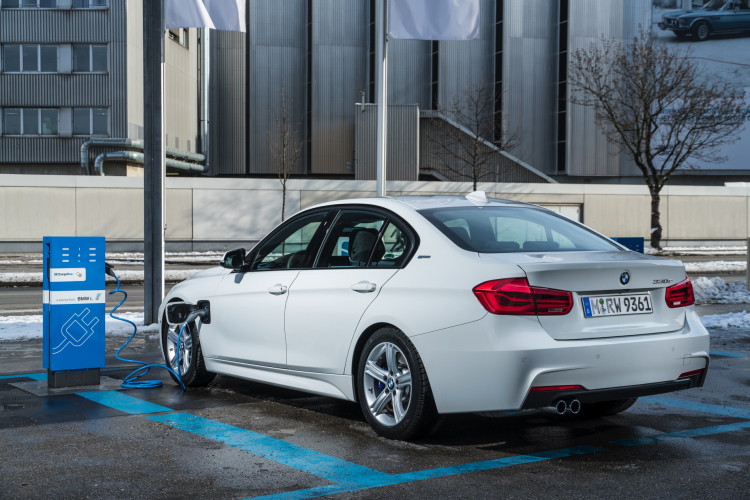 2016-BMW-330e-images-83