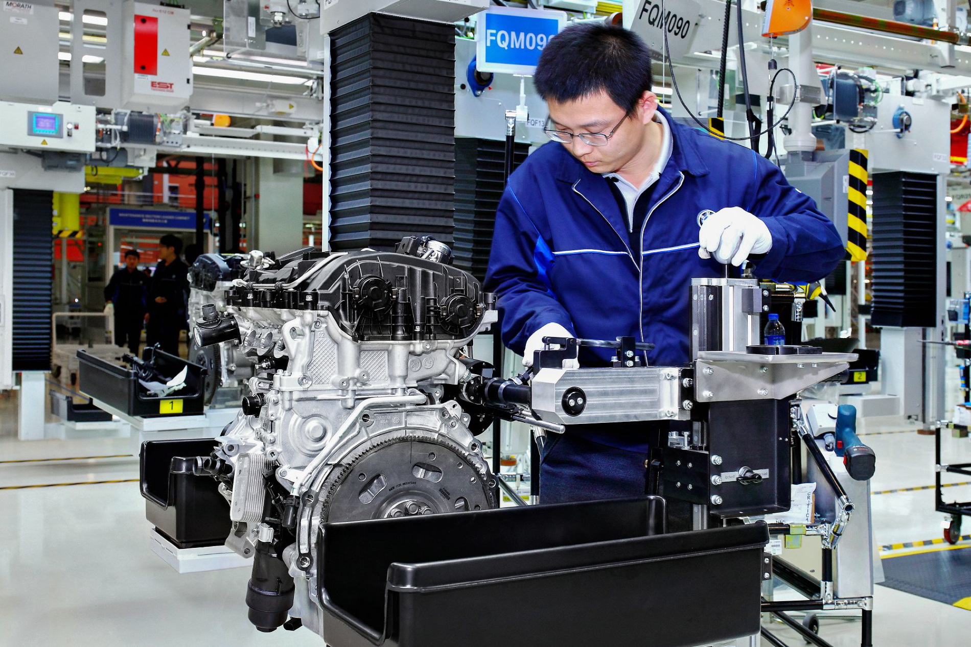 Производитель двигатель автомобиль. Баварский моторный завод BMW. Китайский автомобильный завод. Китайская промышленность. Машиностроение Китая.