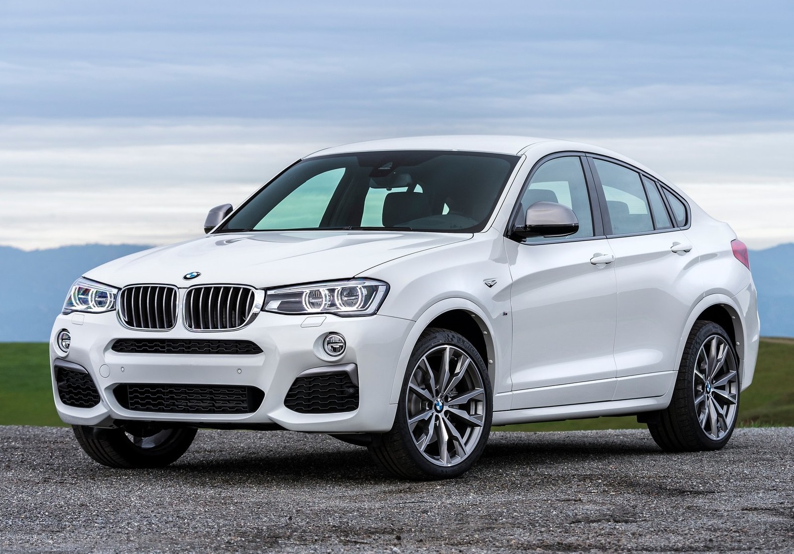 Video: BMW X4 M40i Drag Races BMW X5 M with Predictable Results