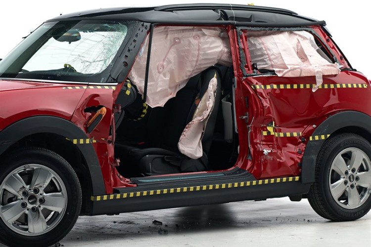 MINI Cooper dispels safety myths with top marks from IIHS