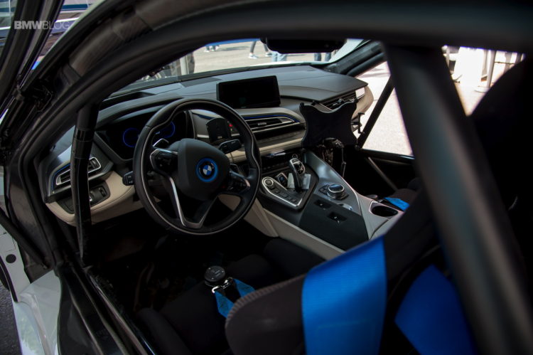 BMW-i8-Safety-Car-test-drive-3