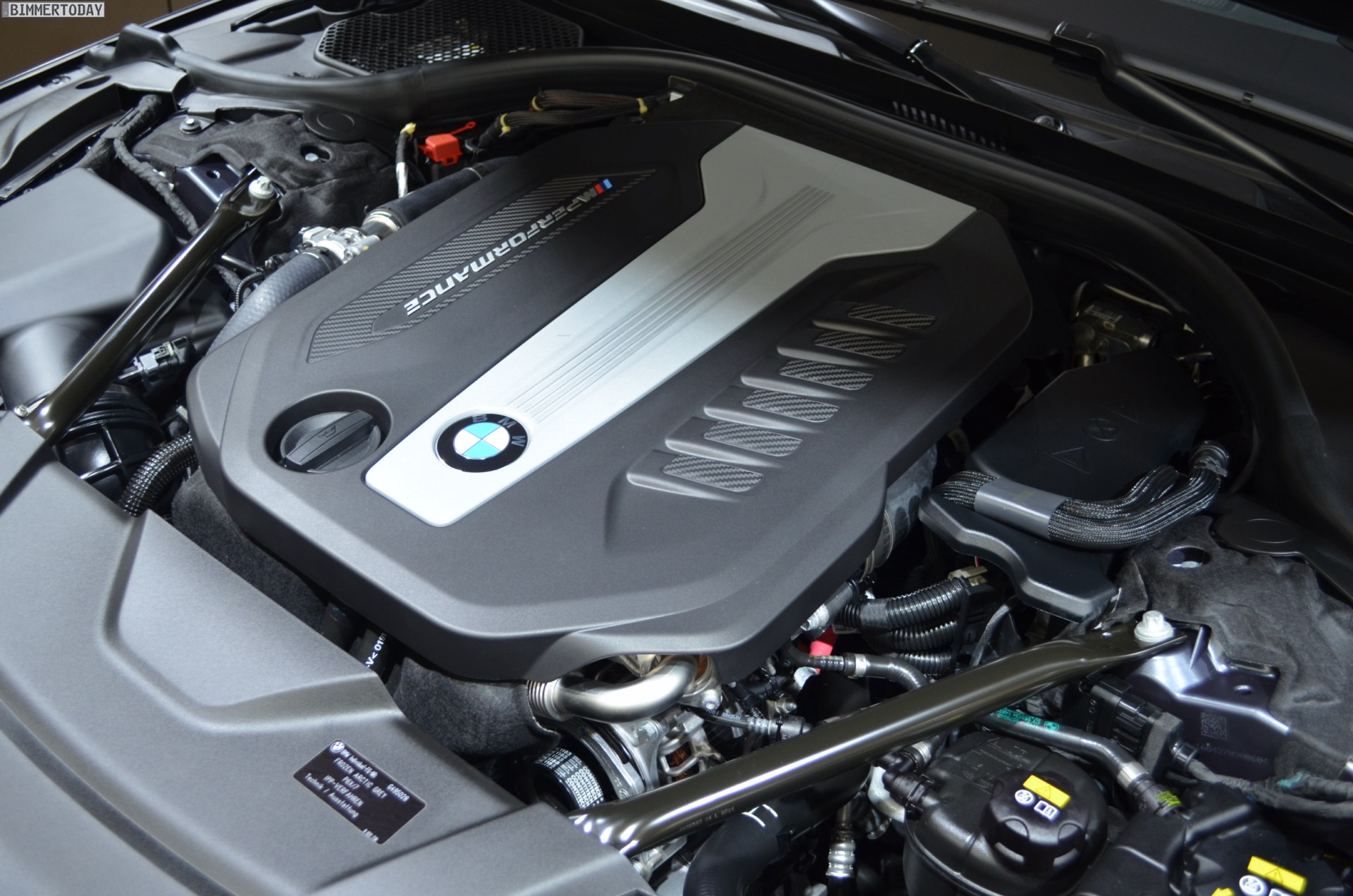 Двигатель бмв 750. BMW 750d. БМВ 750 дизель. M550d двигатель. Двигатель BMW 750d 2017.