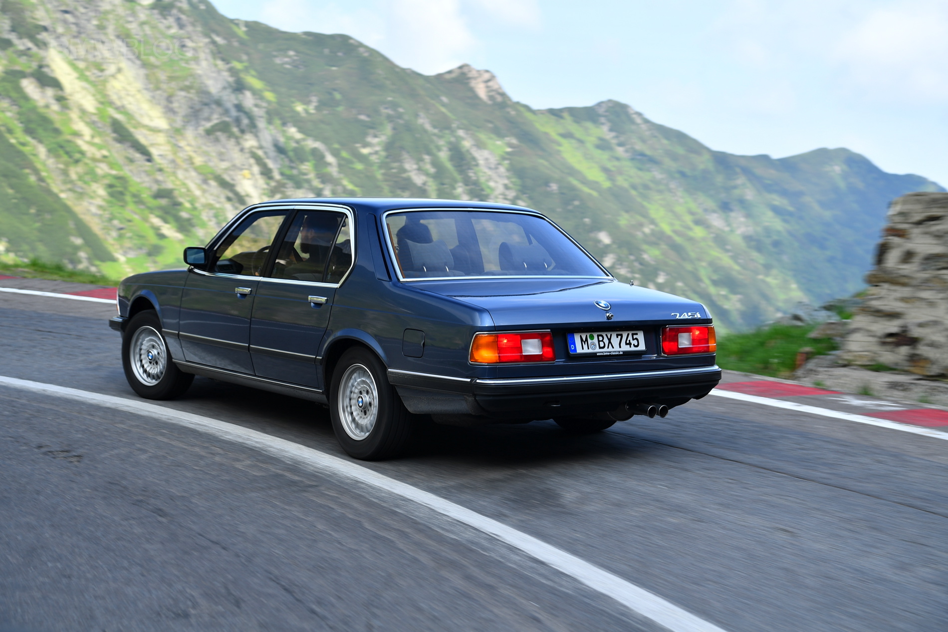 BMW E23 7 Series conquers the land of Dracula
