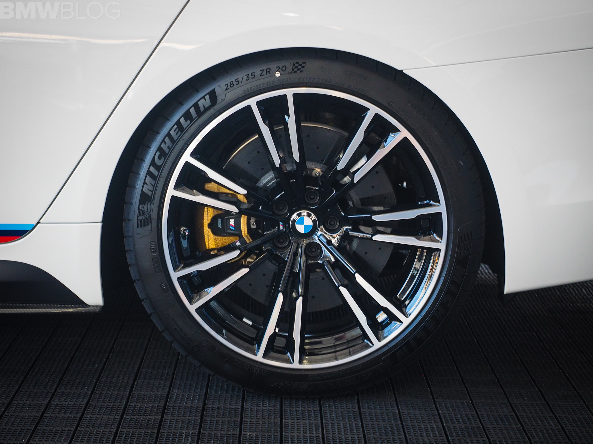 Диски на м5. BMW m5 f90 тормоза. Колеса BMW m5 f90. BMW m5 f90 диски. BMW m5 f90 Performance Wheels.