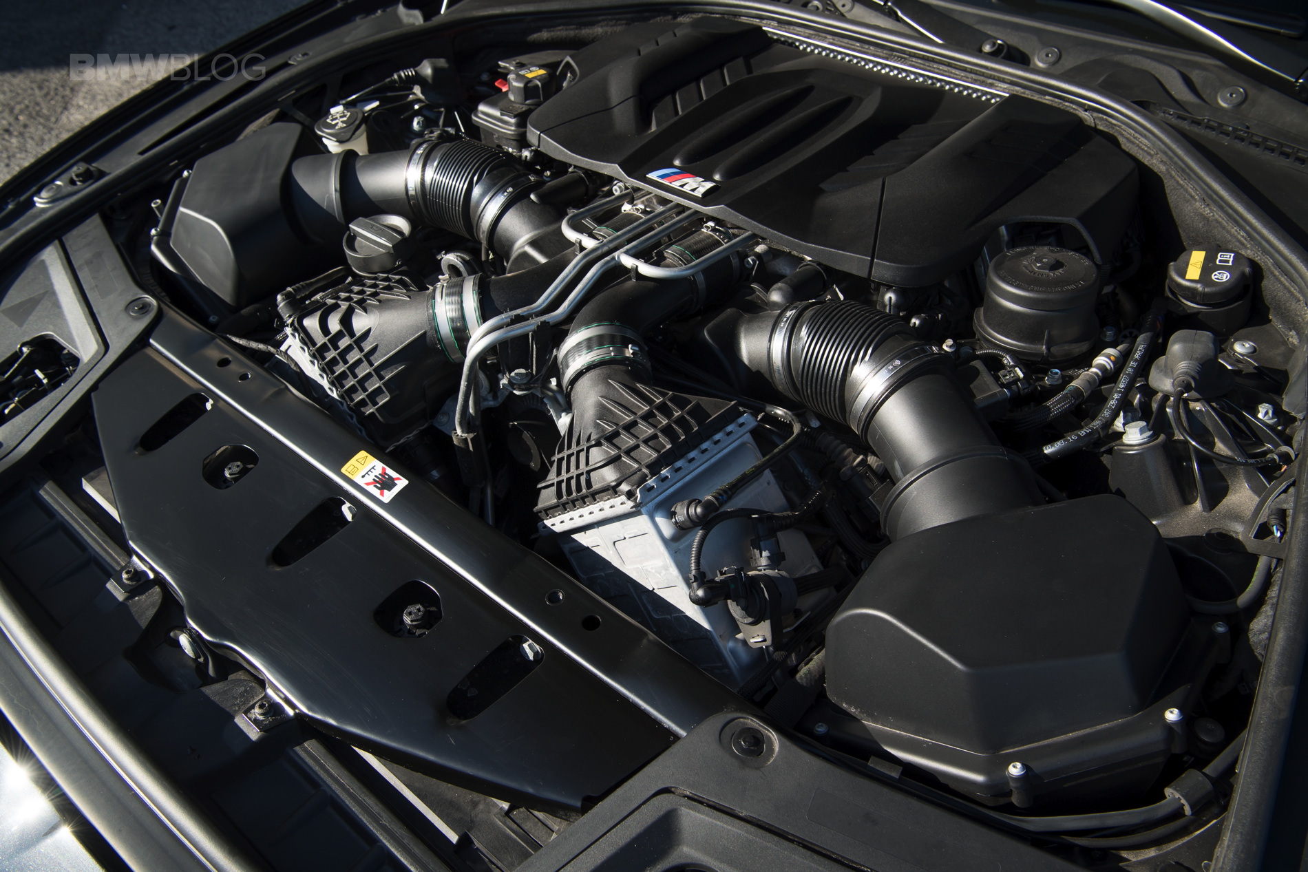 Бмв ф90 двигатель. BMW m5 f10 engine. M5 f10 двигатель. BMW m5 под капотом. BMW 5 (f10) мотор.
