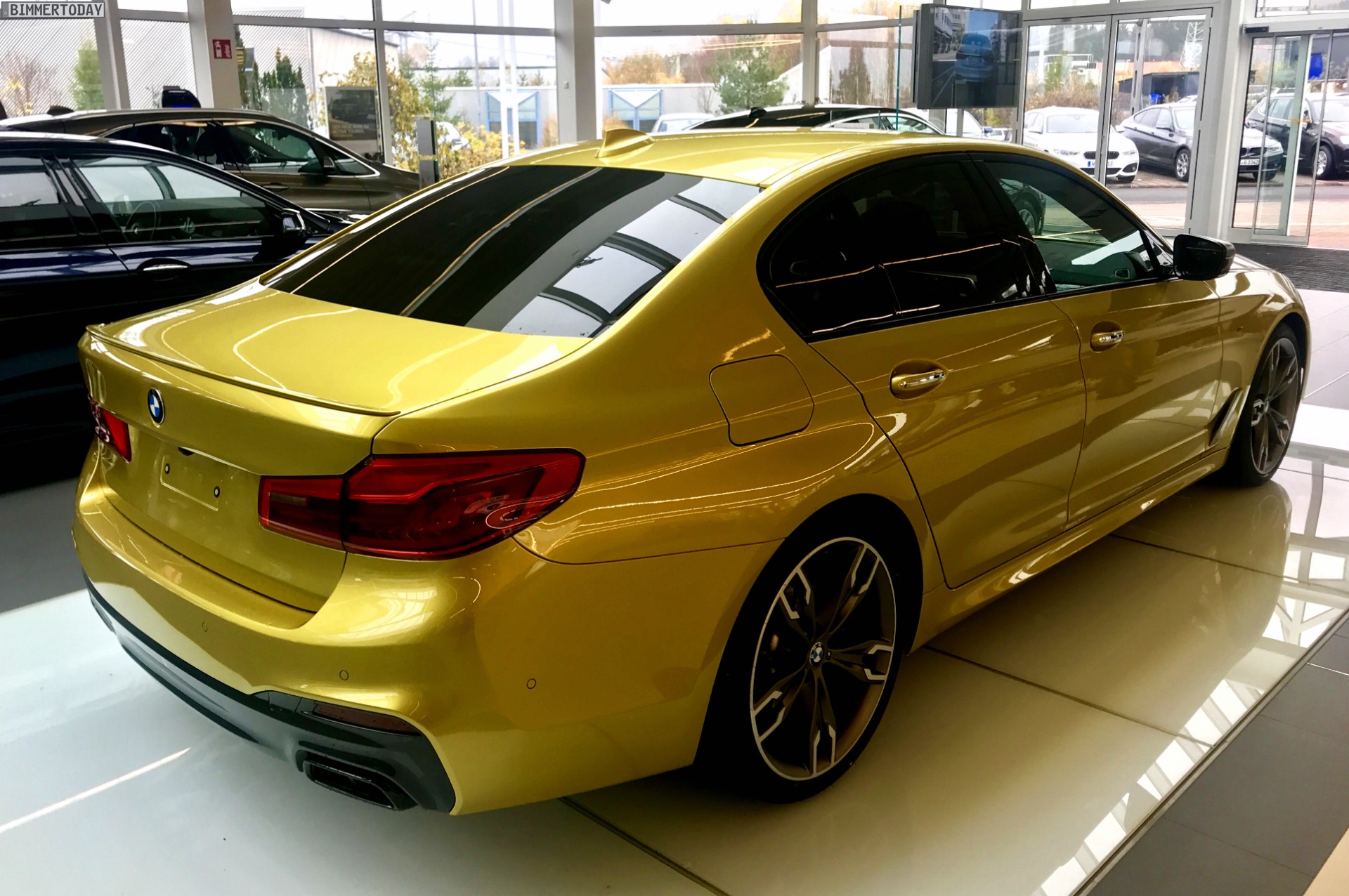 Golden 30. BMW f30 Gold. BMW f30 желтая. BMW 5 g30 желтая. Золотая БМВ g30.