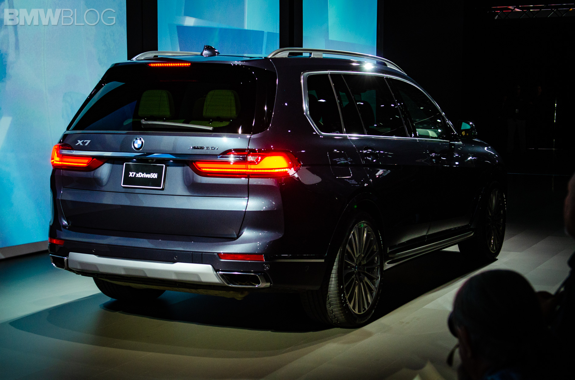 Video The New Bmw X7 And A Demo Of Third Row Seating