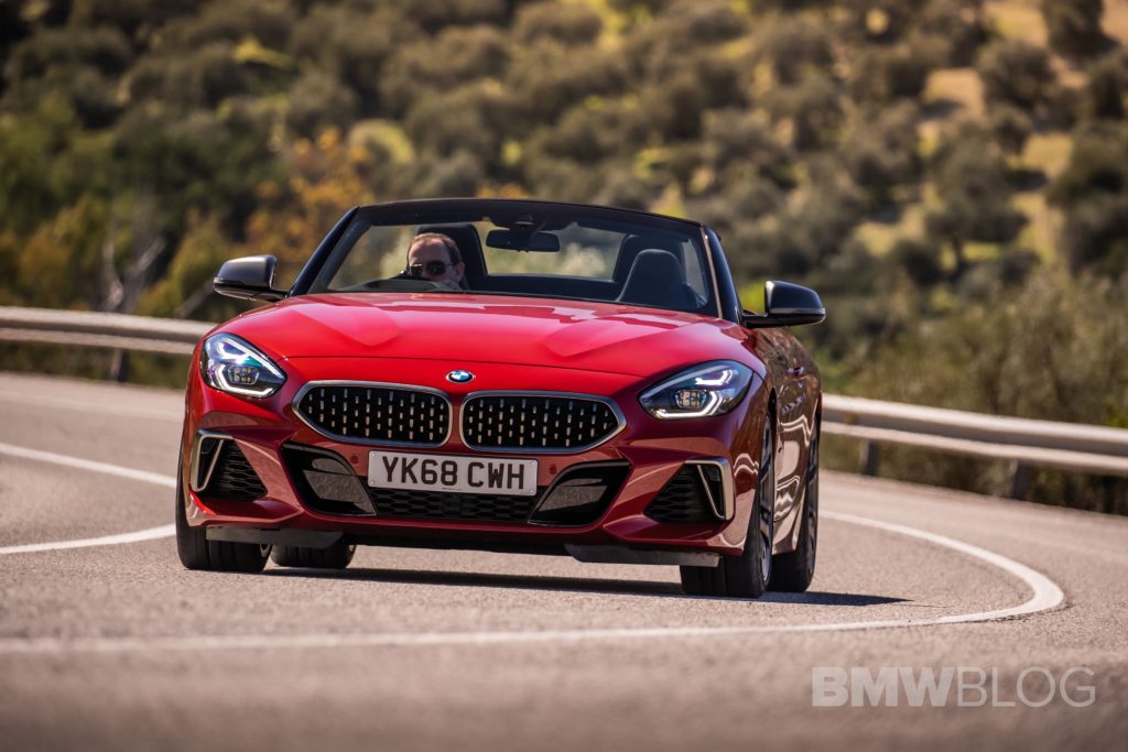 VIDEO: Carwow tests the BMW Z4 M40i against the Toyota Supra - BMWBLOG thumbnail