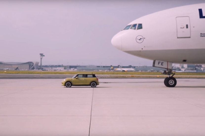 Video: MINI all-electric towing a 150-ton Boeing 777F
