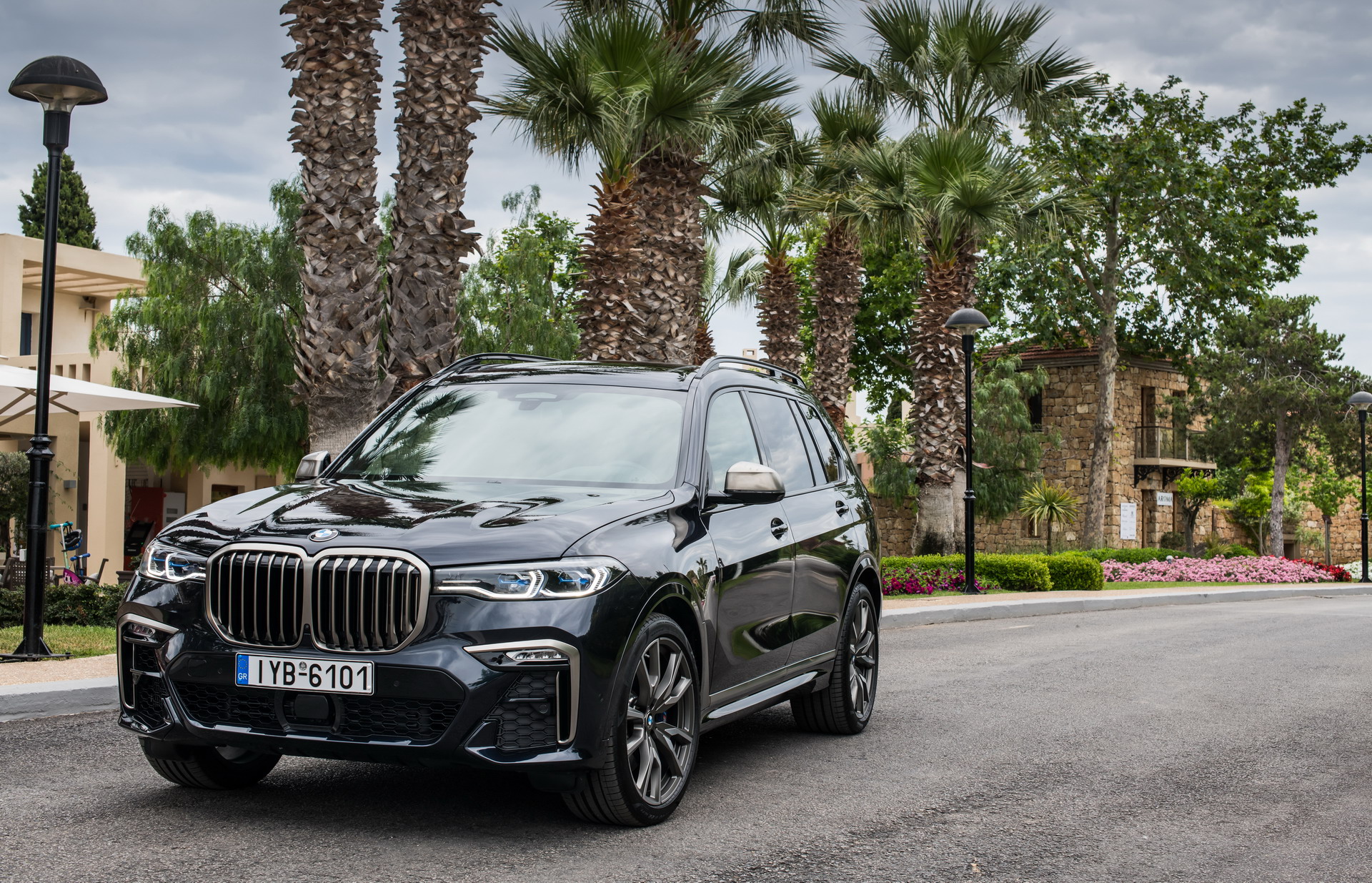 PHOTO GALLERY: BMW X7 M50d takes a journey in the picturesque Greece. 