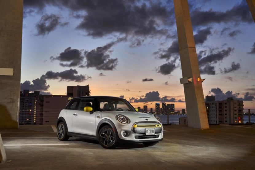 Video: MINI Cooper SE Review goes over the essentials