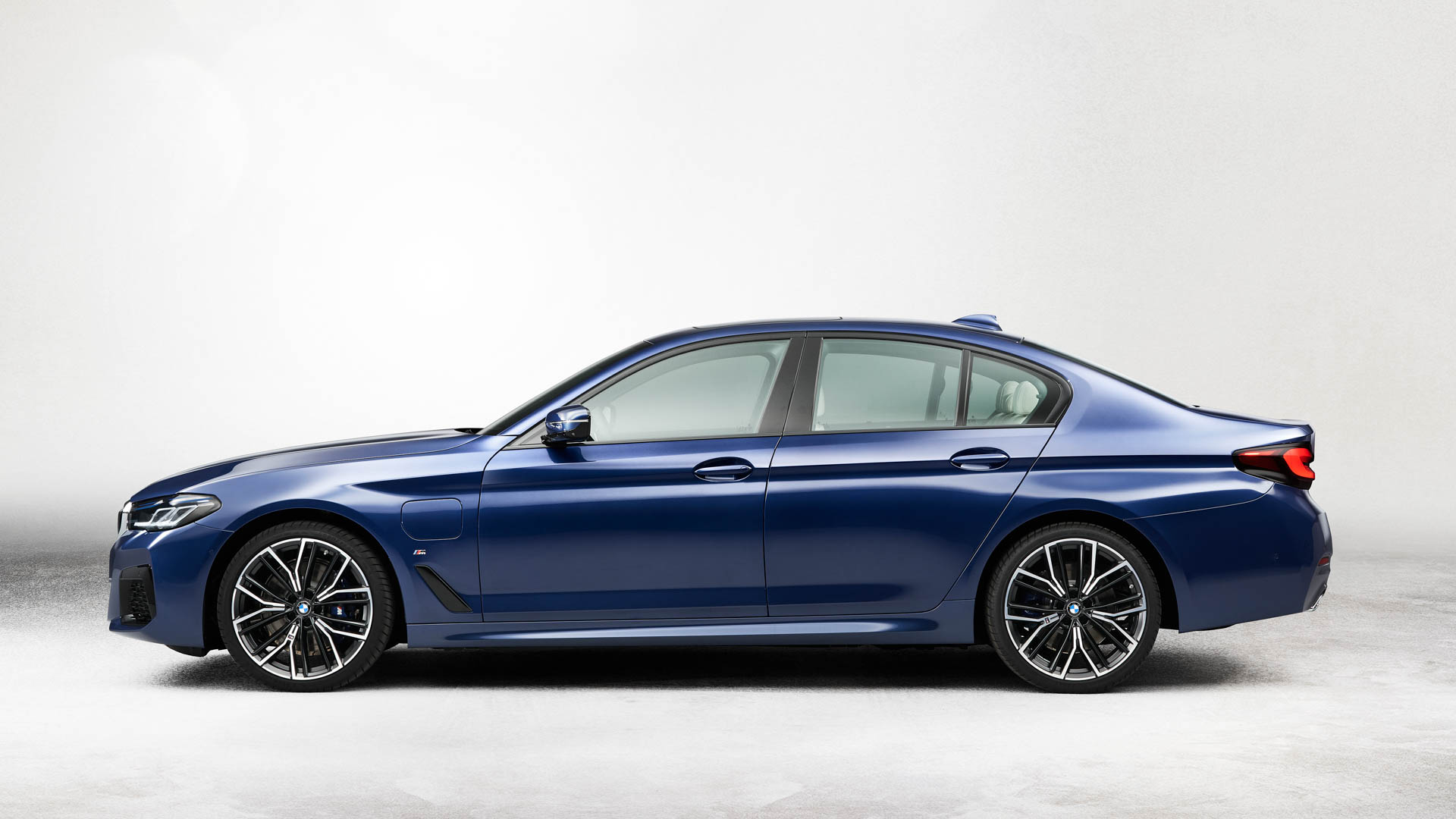 https://cdn.bmwblog.com/wp-content/uploads/2020/05/BMW-5-Series-LCI-vs-Audi-A6-6.jpg