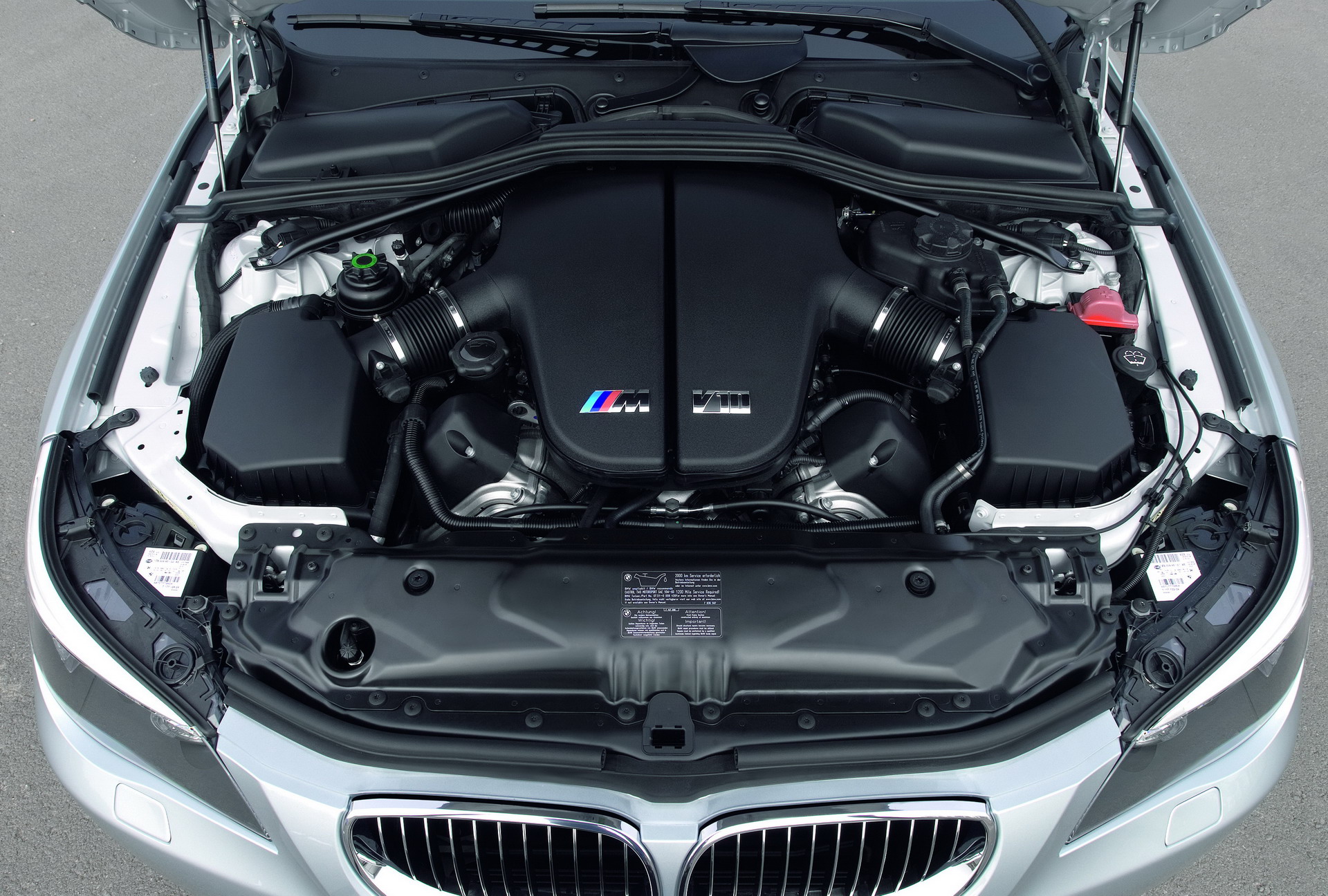 The BMW S85 V10 engine 15