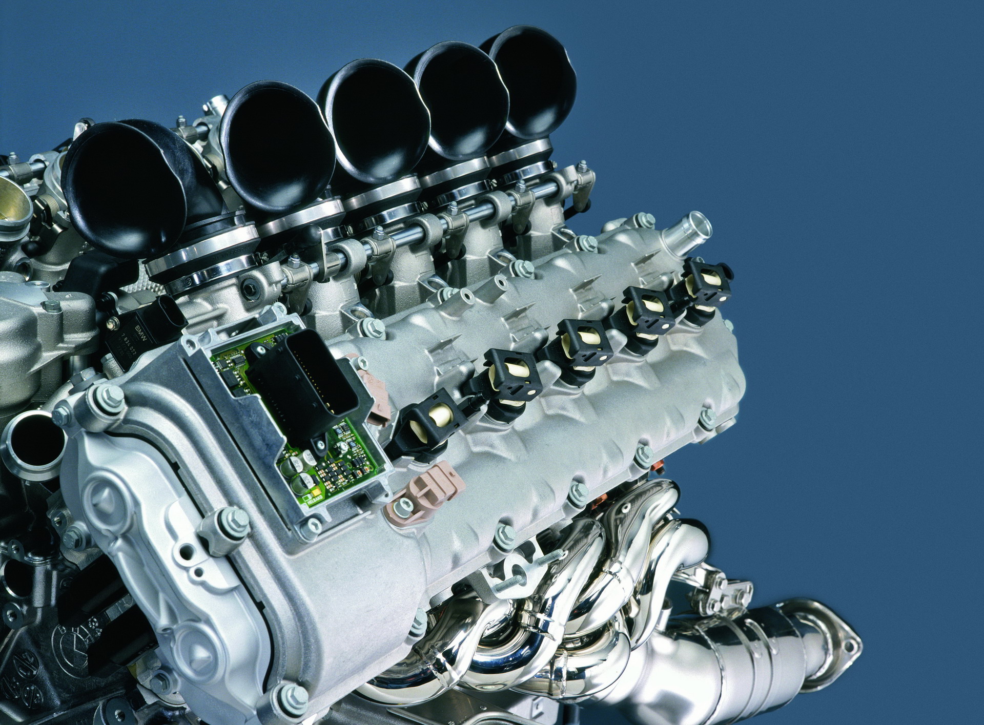 Мотор м 5. BMW s85 v10. V10 BMW m5 мотор. BMW s85 v10 5.8. V10 engine BMW.
