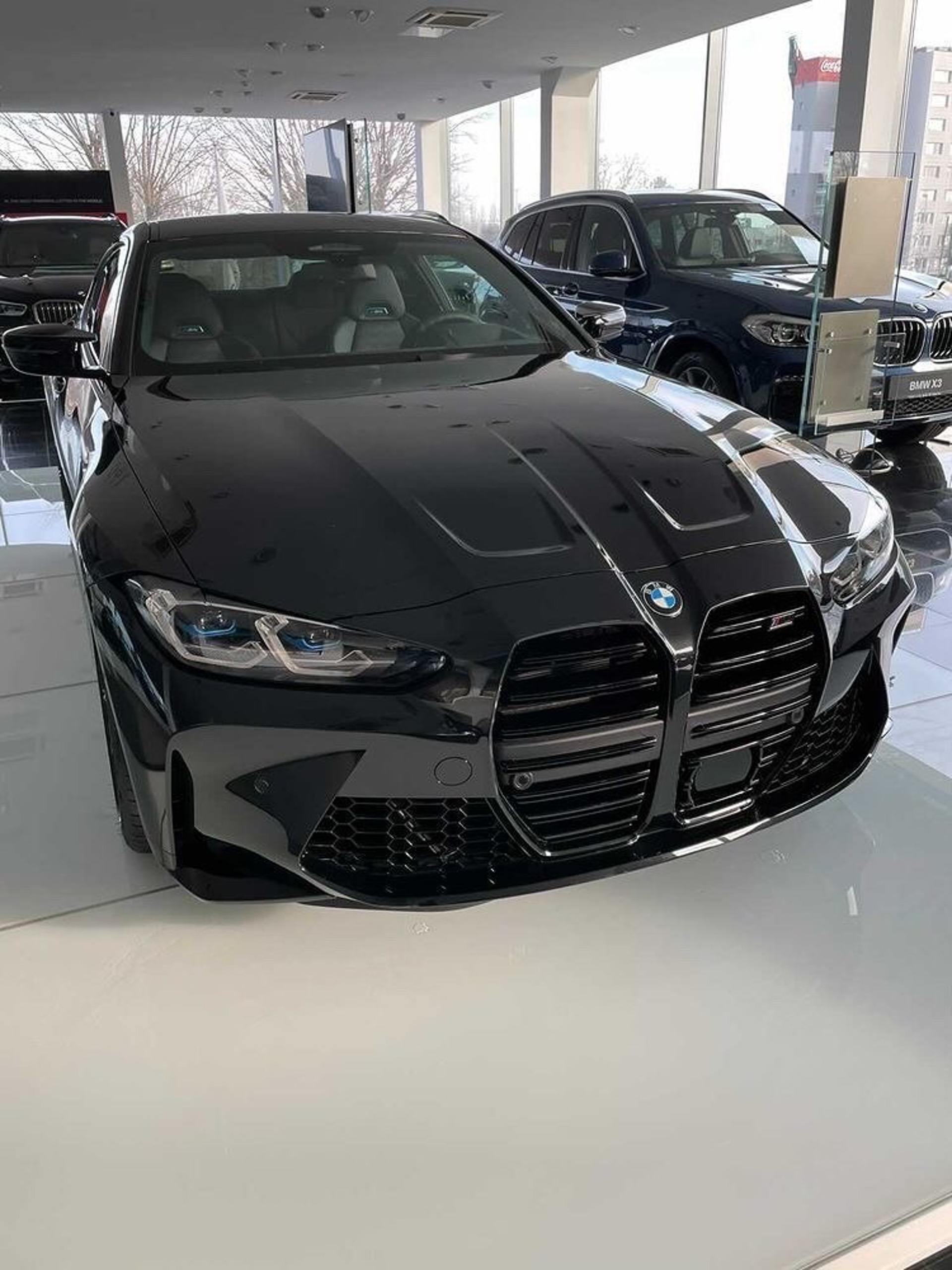 New photos of the 2021 BMW M4 in Sapphire Black Metallic