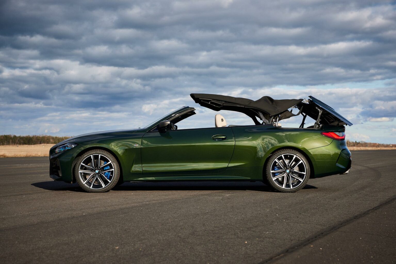 We take a closer look at the 2021 BMW M440i xDrive Convertible - VIDEO