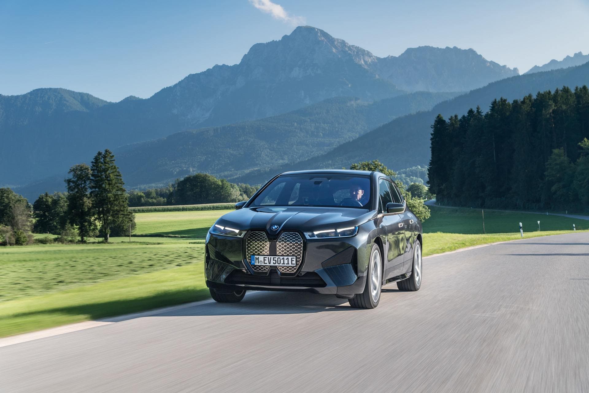 TEST DRIVE: 2022 BMW iX xDrive50 – The Bavarian Magic Carpet