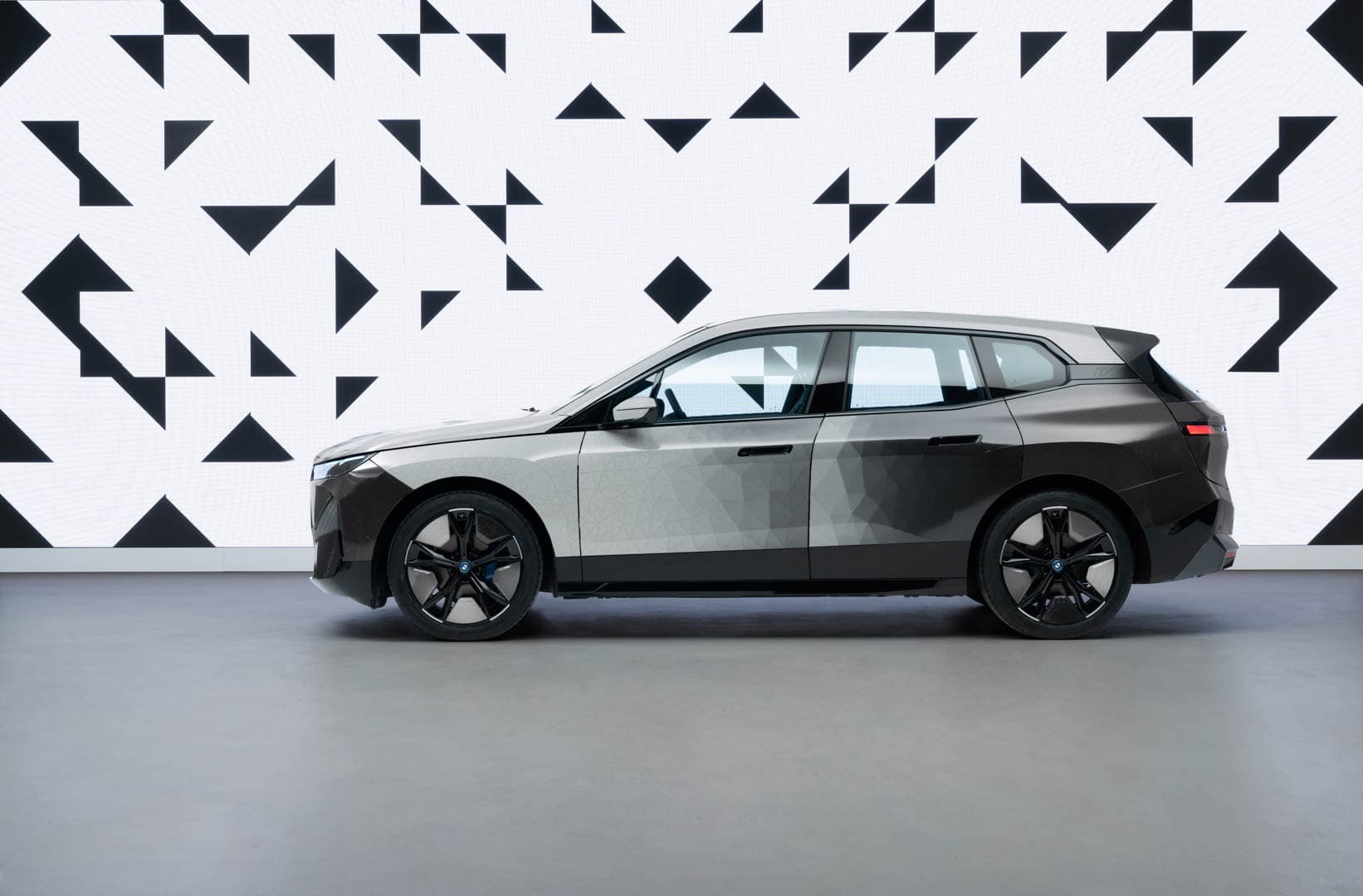 VIDEO: Watch the BMW iX Flow Featuring E Ink in Motion
