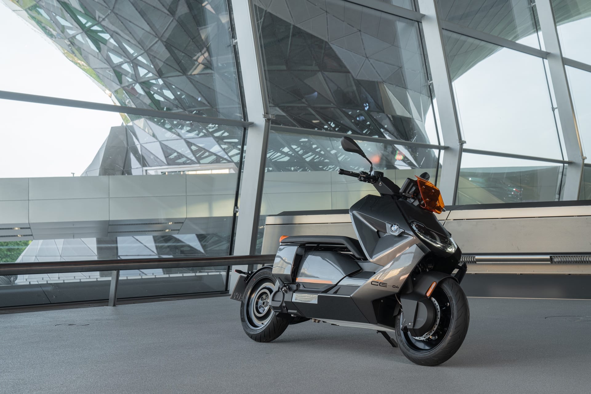 mavepine gaffel sandhed 2022 BMW CE 04 electric scooter: $11,795 and 80 miles range