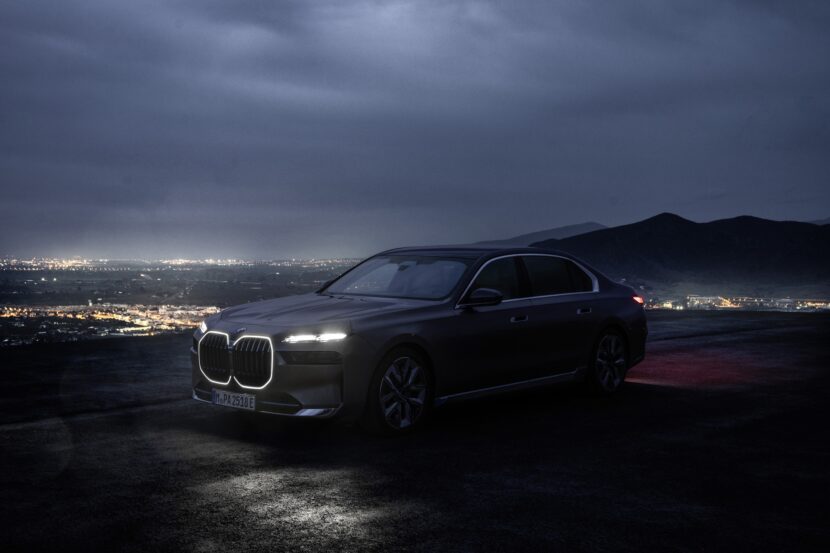 2023 BMW i7 Filmed At Night With Dramatic Light Signature