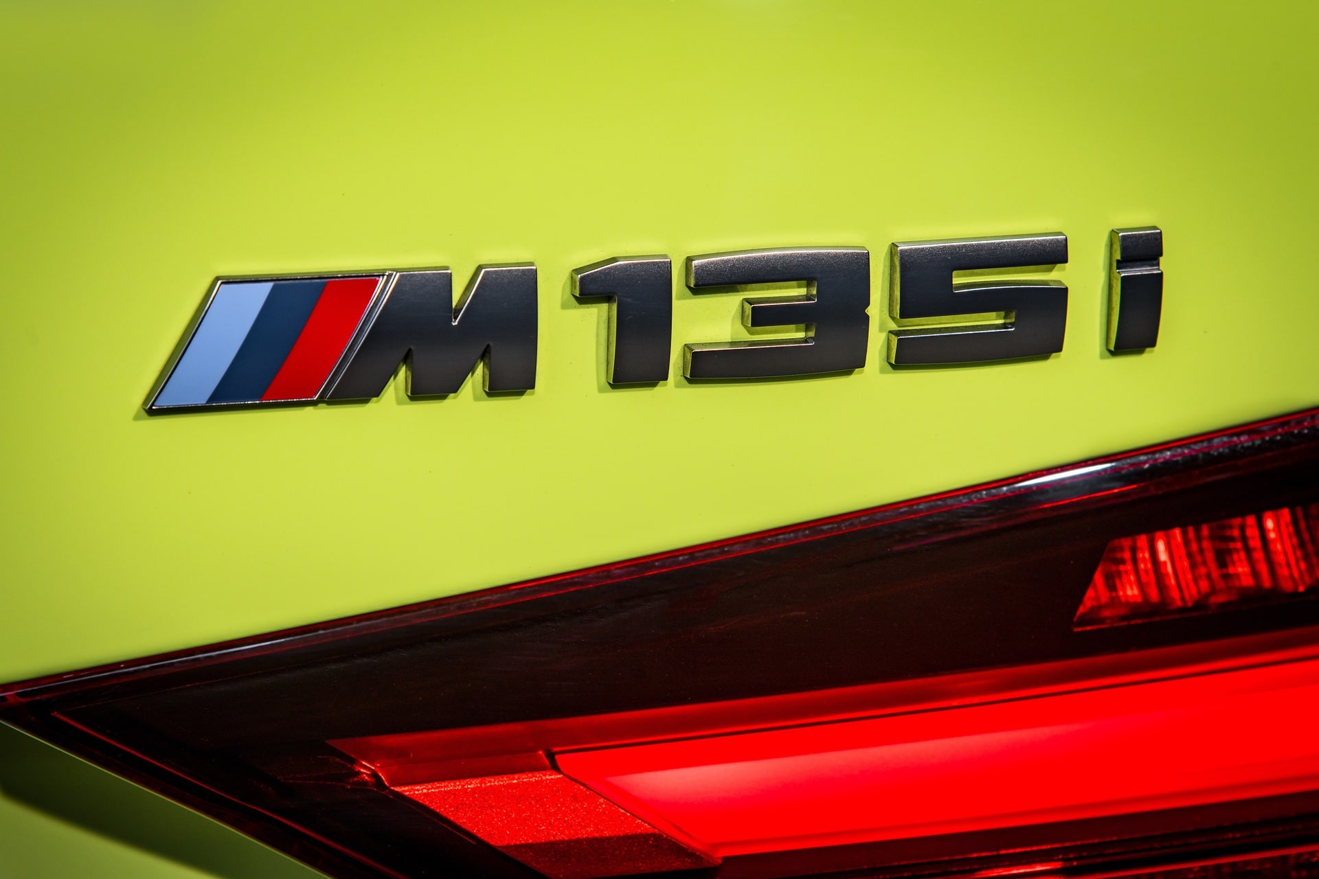 2023 BMW M135i ausspioniert mit zweifarbigen Rädern und Quad-Auspuff