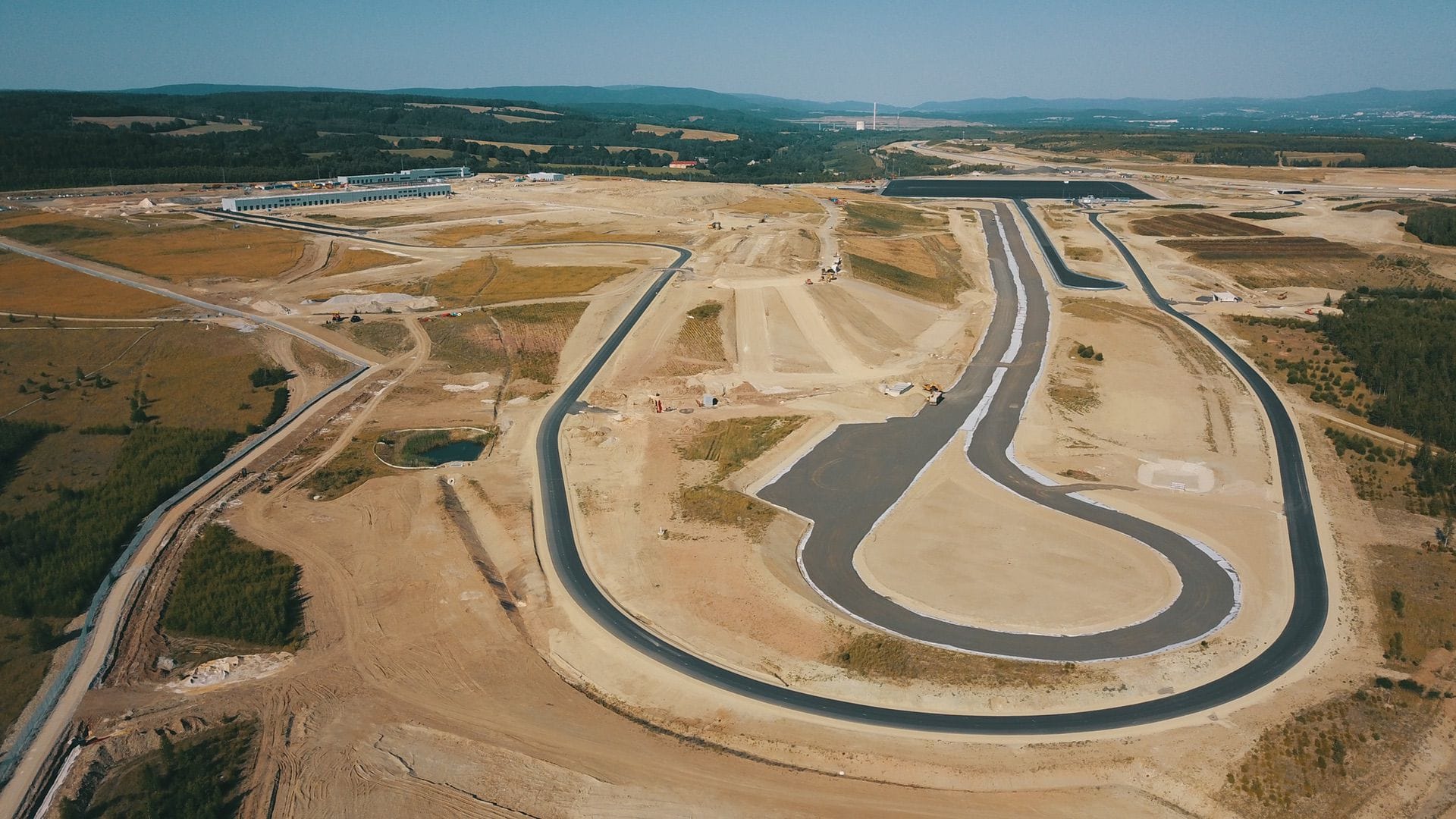 BMW otevře novou testovací dráhu v Sokoló v České republice