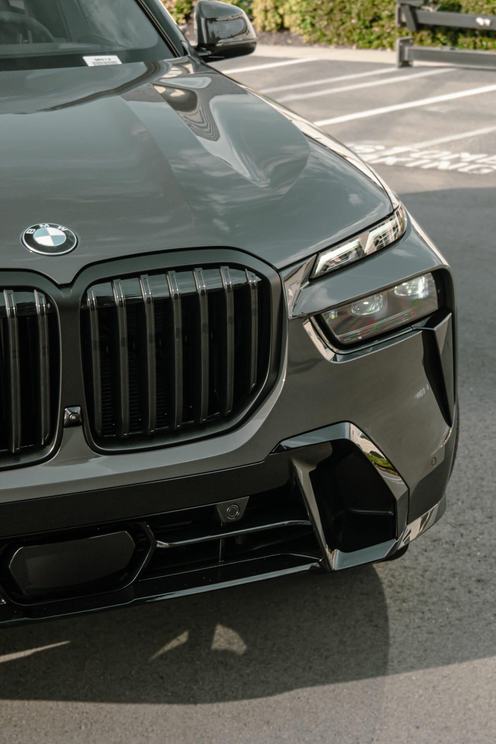 Premier aperçu du BMW X7 Facelift 2023 en Dravit Grey ThePressFree