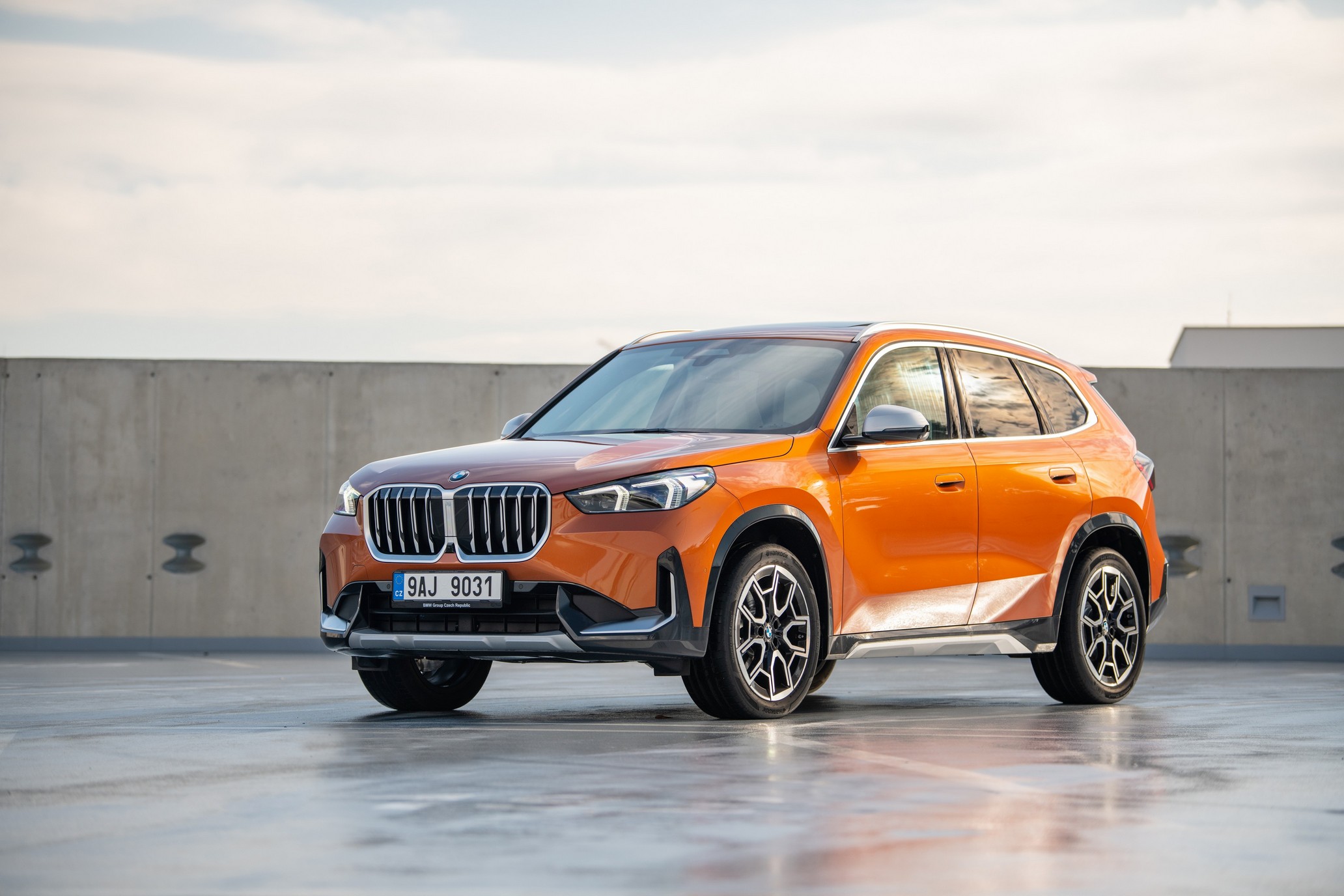 2023 BMW X1 xLine Utah Orange nafoceno pro české vydání