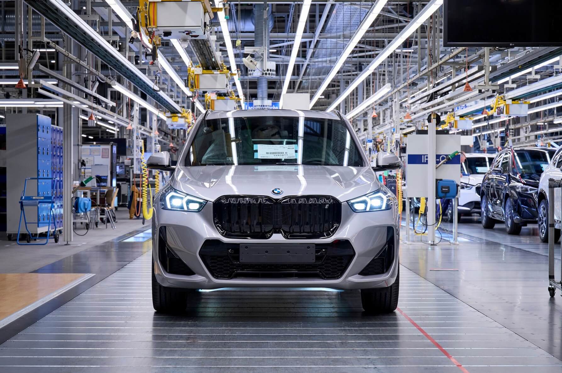 https://cdn.bmwblog.com/wp-content/uploads/2022/11/2023-BMW-iX1-enters-production-at-Regensburg-Plant-15.jpg