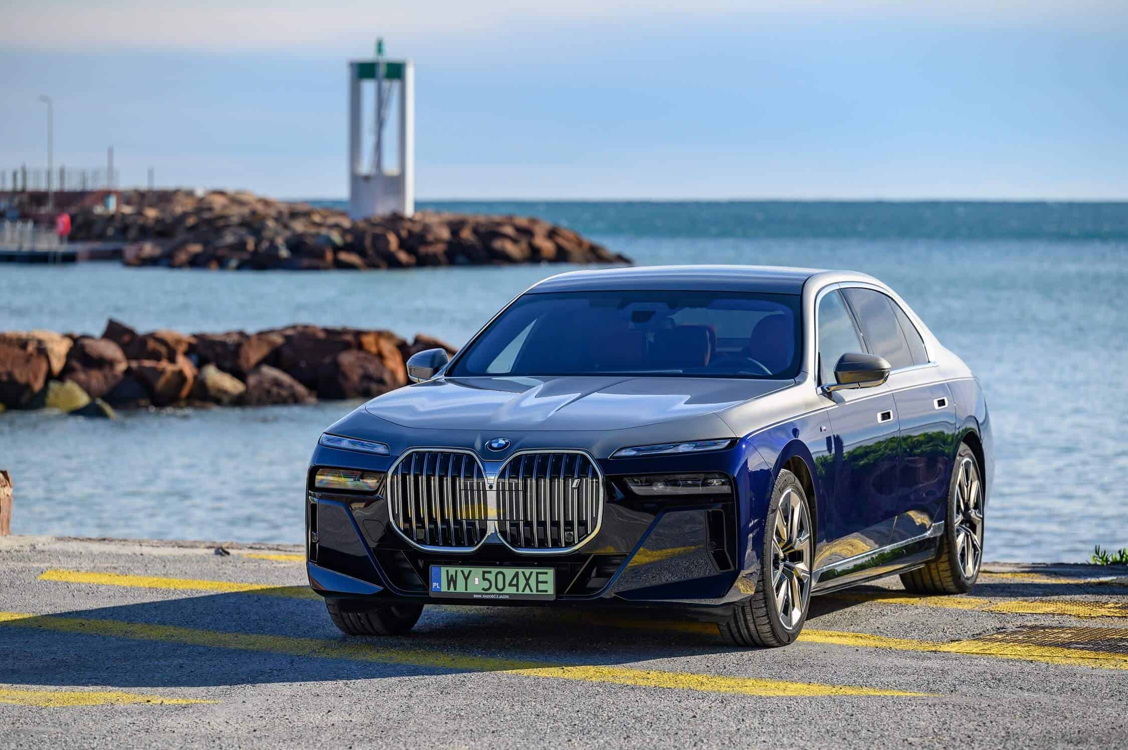 2023 BMW i7 xDrive60 with two tone paint 26