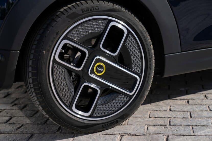 MINI Cooper SE Convertible wheel 1 830x553