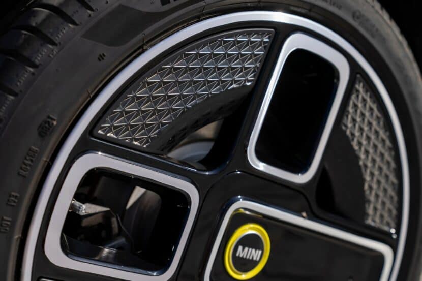 MINI Cooper SE Convertible wheel 2 830x553