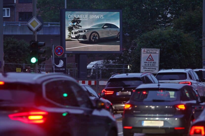 BMW i5: Advertising Banners That Change Based on Traffic Conditions