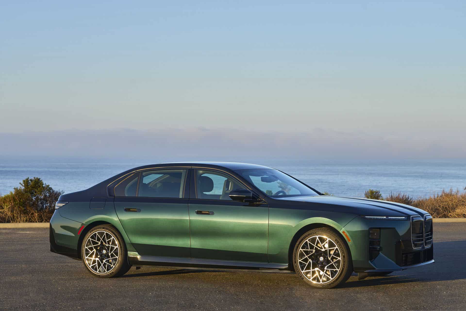 BMW I7 VANCOUVER GREEN BLACK SAPPHIRE 22