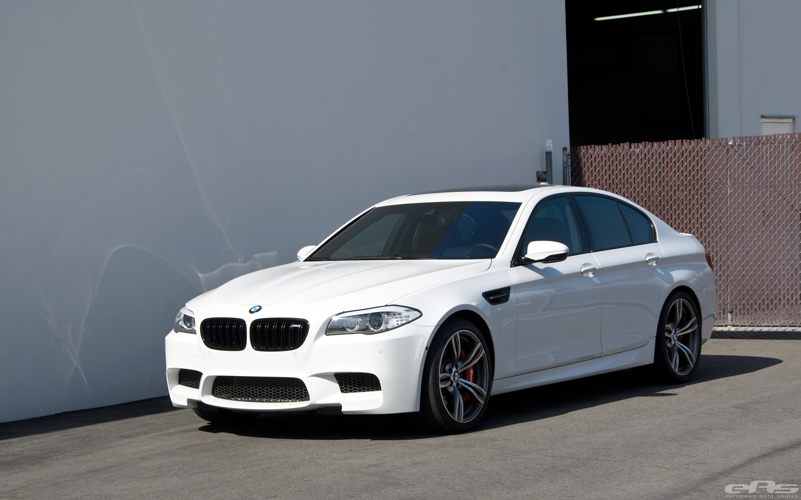 Белая 05. BMW m5 f10 White. БМВ 5 ф10 белая. БМВ м5 f10 белая. BMW f10 White Tuning.