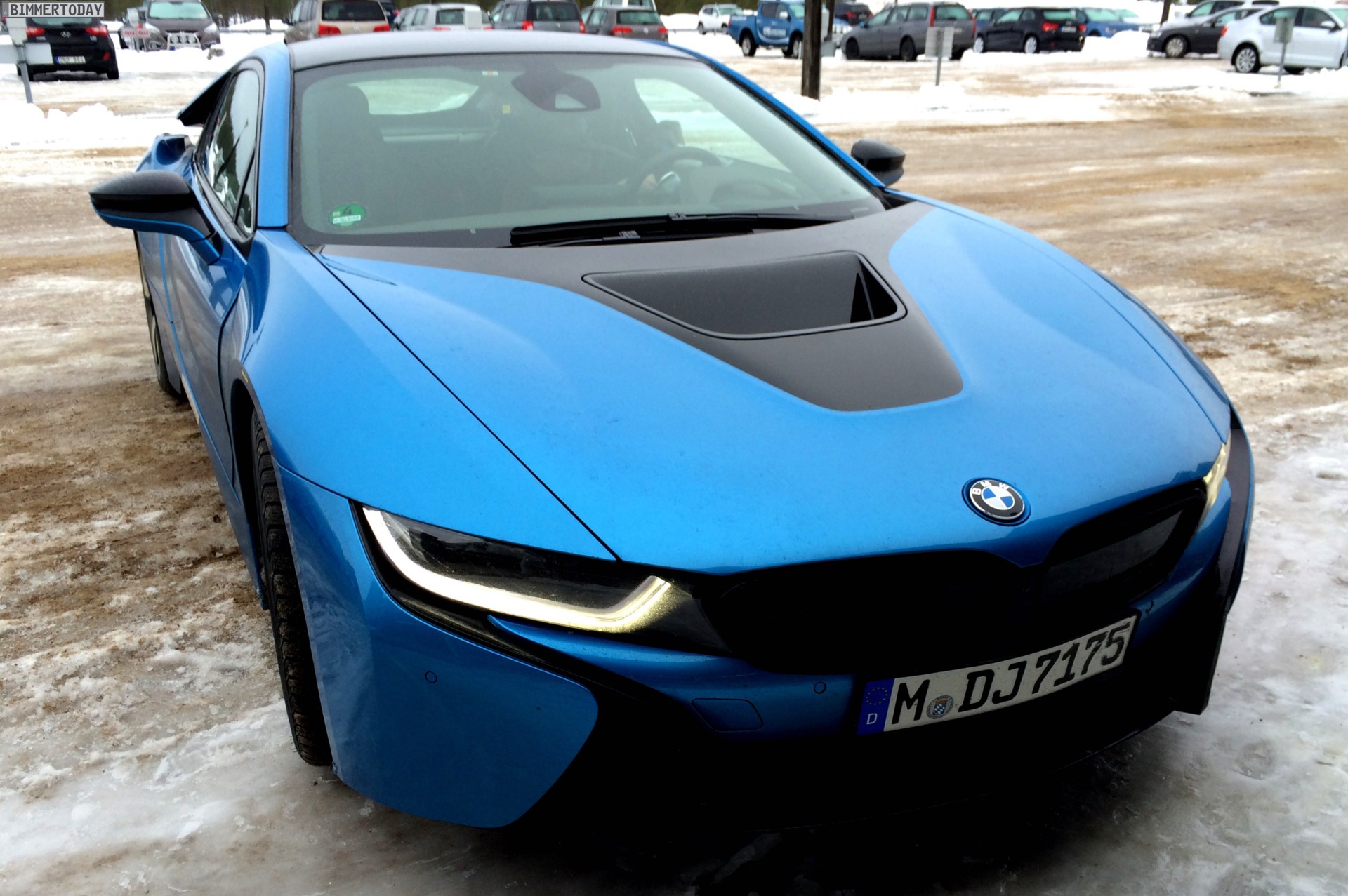 BMW i8 Protonic Blue blau Plug in Hybrid Sportwagen 01