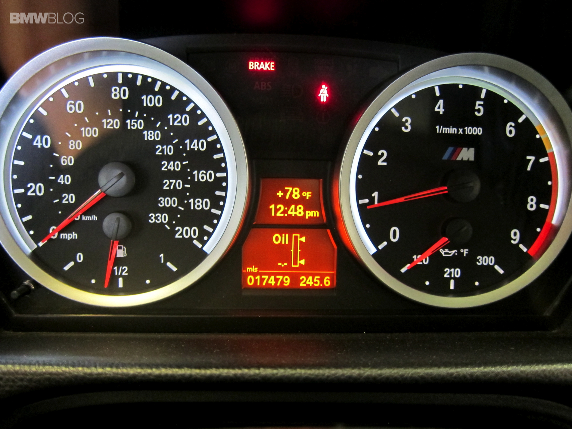 Температура масла бмв. Check Oil Level BMW 6. BMW Oil Level check. Лампа низкого уровня масла БМВ е60.