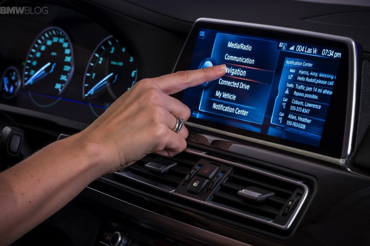 The New iDrive Controller with touchscreen control and gesture recognition