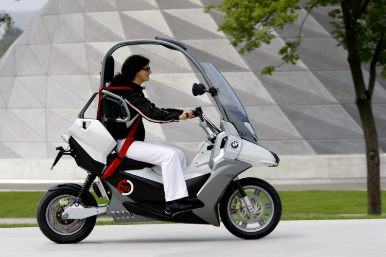 BMW C1-E: Concept for a higher level of safety in the city.