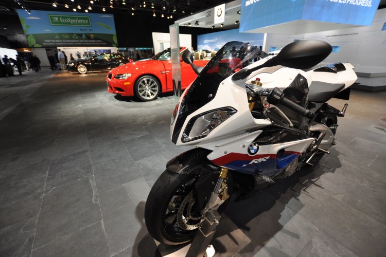 BMW S1000RR - Carbon Fiber Kills the Kilogram